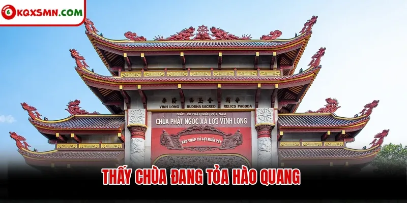 Thấy chùa đang tỏa hào quang